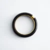Bracciale rigido in resina con dettagli in metallo a contrasto