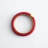 Bracciale rigido in resina con dettagli in metallo a contrasto