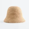 Cappello a secchiello in paglia intrecciata