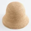 Cappello a secchiello in paglia intrecciata