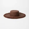 Cappello di paglia di rafia sfrangiato