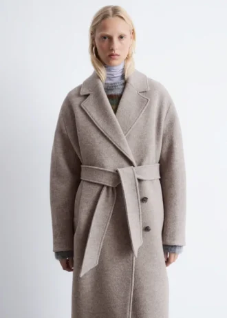 Cappotto voluminoso in lana con cintura