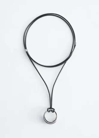 Collana in pelle con ciondolo ad anello