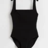 Costume da bagno con fiocchi testurizzati