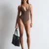 Costume da bagno con spalline incrociate sulla schiena