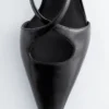 Décolleté con cinturino incrociato in pelle