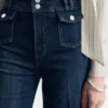 Jeans a zampa con piega a pressione
