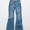 Jeans slim a vita bassa con taglio svasato