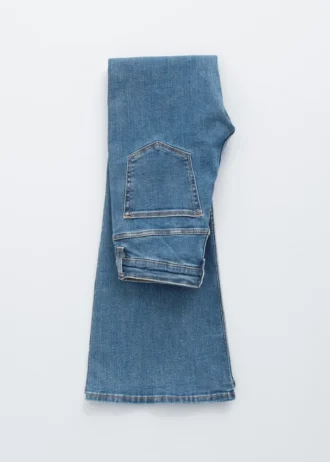 Jeans slim a vita bassa con taglio svasato