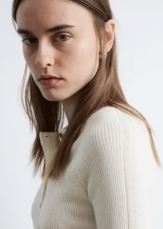 Maglia in lana merino con mezza abbottonatura