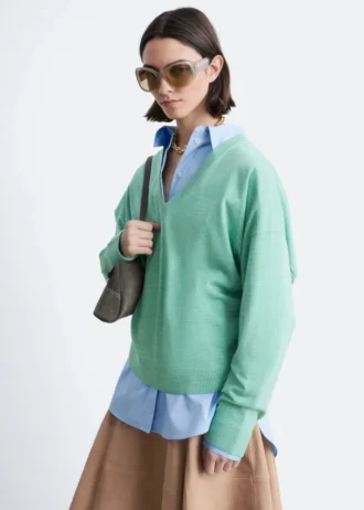 maglione in lana merino con scollo a v 1 2 330x462 - Maglione in lana merino con scollo a V