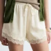 Mini shorts in jacquard con inserti in pizzo
