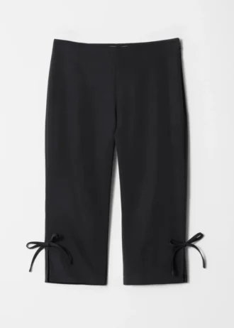 Pantaloni capri con nastro decorativo