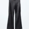 Pantaloni in pelle a zampa