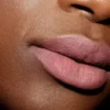 Rossetto opaco Poised Blonde per le labbra