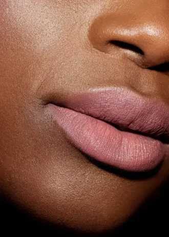Rossetto opaco Poised Blonde per le labbra