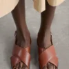 Sandali in pelle con cinturini incrociati
