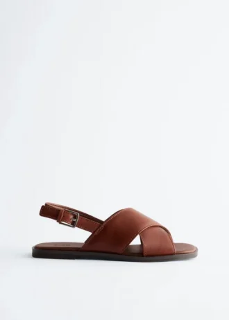 Sandali in pelle con cinturini incrociati