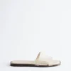Sandali in pelle con dettagli in metallo