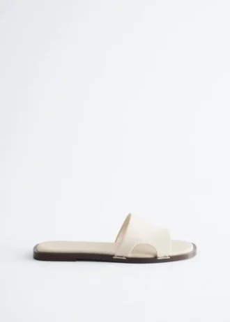 Sandali in pelle con dettagli in metallo