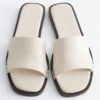 Sandali in pelle con dettagli in metallo