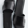 Sandali in pelle con dettagli in metallo
