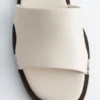 Sandali in pelle con dettagli in metallo