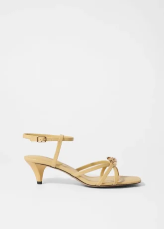 Sandali in pelle con tacco decorati