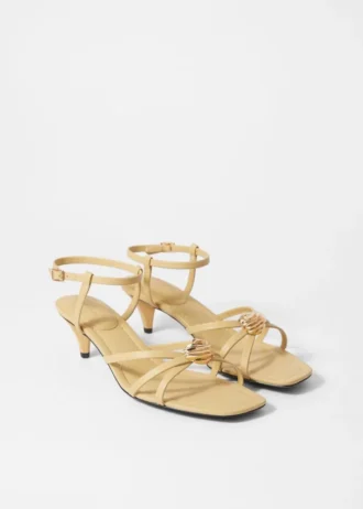 Sandali in pelle con tacco decorati