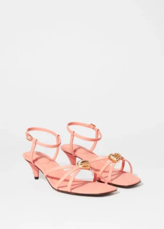 Sandali in pelle con tacco decorati