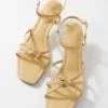 Sandali in pelle con tacco decorati