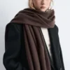 Sciarpa-coperta in lana con frange