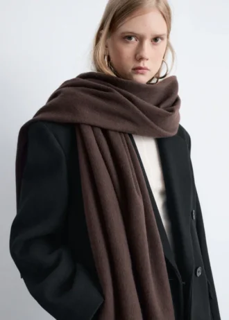 Sciarpa-coperta in lana con frange