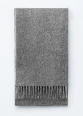 Sciarpa-coperta in lana con frange