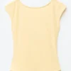 T-shirt aderente con schiena scoperta