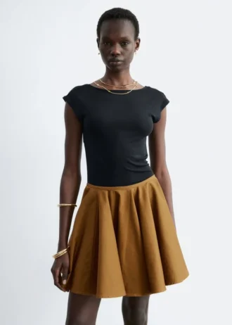 T-shirt aderente con schiena scoperta
