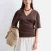 T-shirt con scollo a V arricciato