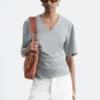 T-shirt con scollo a V arricciato