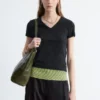 T-shirt in cotone con scollo a V