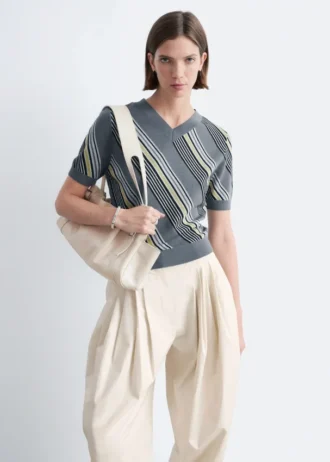 T-shirt in lana a righe con scollo a V
