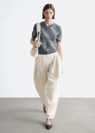 T-shirt in lana a righe con scollo a V