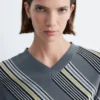 T-shirt in lana a righe con scollo a V