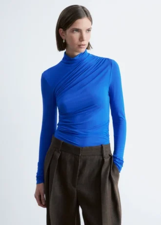 Top a collo alto drappeggiato