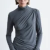 Top a collo alto drappeggiato