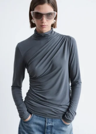 Top a collo alto drappeggiato