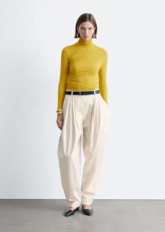 Top a collo alto drappeggiato