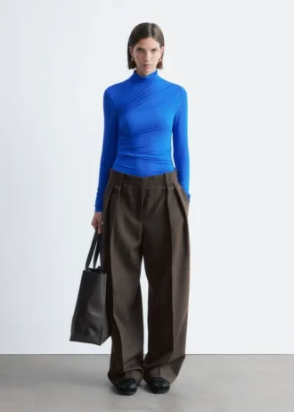 Top a collo alto drappeggiato