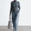 Top a collo alto drappeggiato