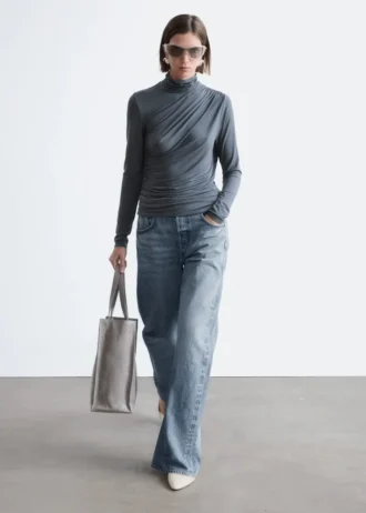 Top a collo alto drappeggiato