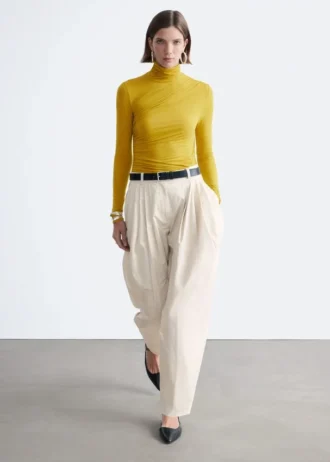 Top a collo alto drappeggiato